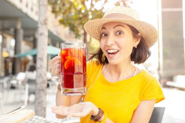 Sangria, geleneksel İspanyol sıra açık kafe meyve şarap içme Genç Asyalı kadın
