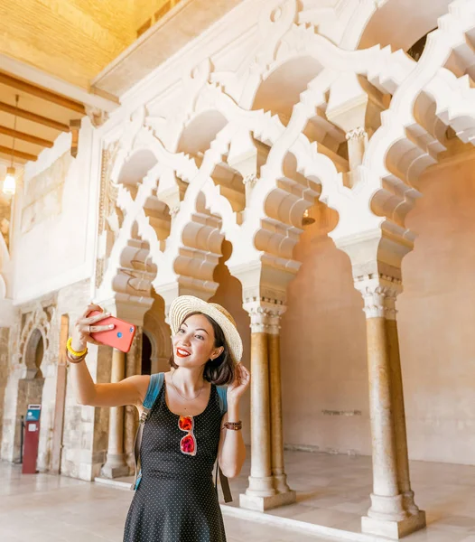 Mulher Viajante Aljaferia Dos Lugares Mais Famosos Zaragoza Palácio Islâmico — Fotografia de Stock