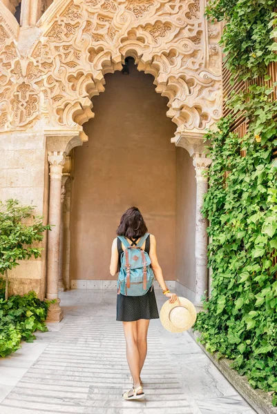 Kadın Gezgin Aljaferia Zaragoza Ünlü Yerlerinden Biri Mudejar Mimari Tarzı — Stok fotoğraf