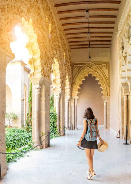Mulher Viajante Aljaferia Dos Lugares Mais Famosos Zaragoza Palácio Islâmico — Fotografia de Stock