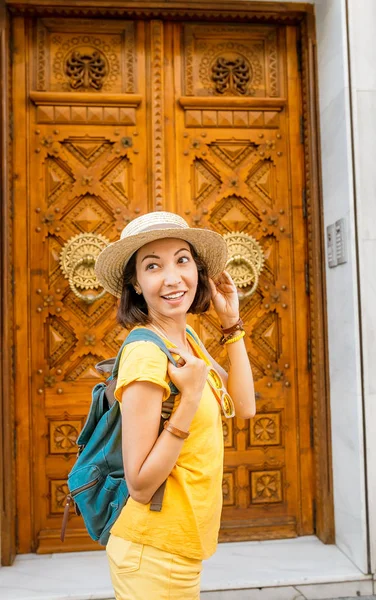 Mujer Asiática Viajero Con Mochila Sombrero Pie Antigua Entrada Puerta — Foto de Stock