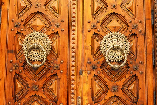 Деревянная Резная Винтажная Дверь — стоковое фото