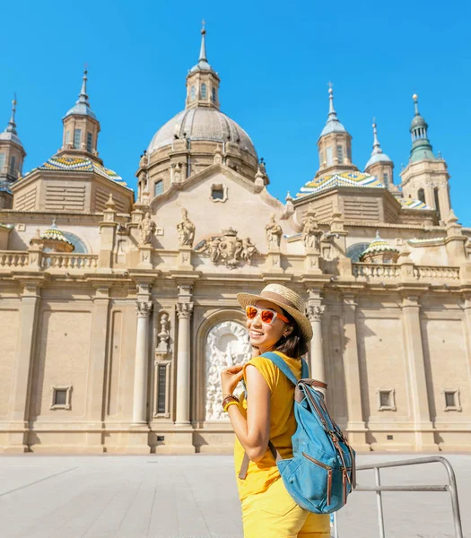 Jovem Mulher Feliz Turista Caminhando Perto Famosa Catedral Del Pilar — Fotografia de Stock