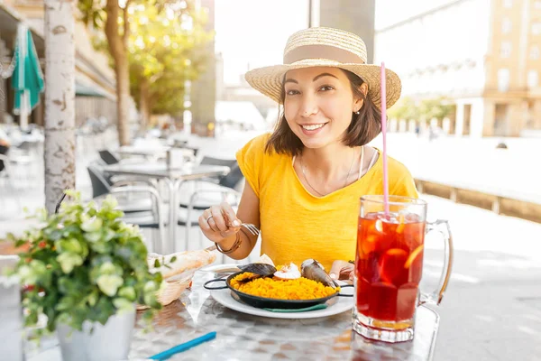 Young Traveler Woman Eating Spanish Dinner Sea Paella Sangria Fruit — Stock Photo, Image