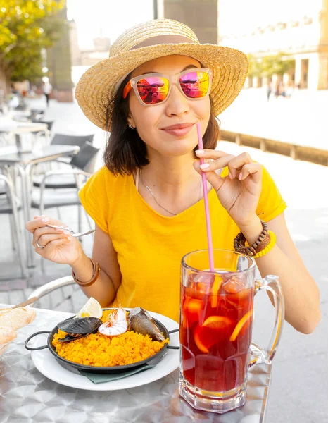 Ung Rejsende Kvinde Spiser Spansk Middag Hav Paella Sangria Frugtvin - Stock-foto