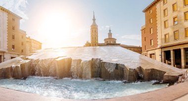 13 Temmuz 2018, Zaragoza, İspanya: İspanyolca Çeşme şehrin merkezi kare (Fuente Hispanidad)