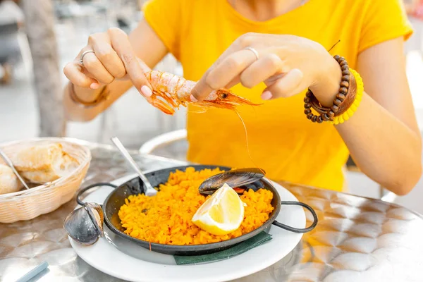 Young Woman Eating Spanish Paella Outdoor Restaurant — Stock Photo, Image