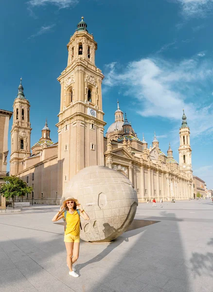Joven Mujer Feliz Turista Caminando Cerca Famosa Catedral Del Pilar — Foto de Stock