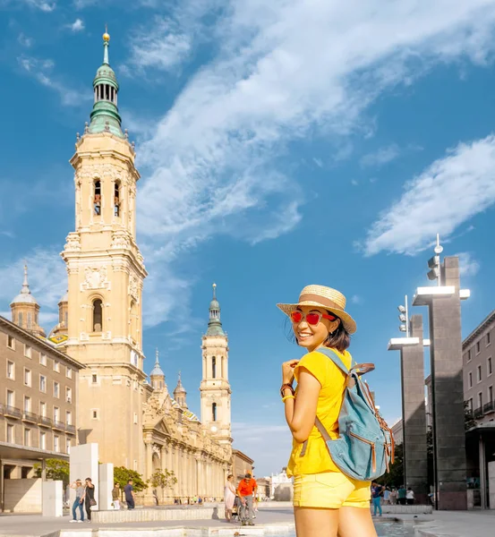 Joven Mujer Feliz Turista Caminando Cerca Famosa Catedral Del Pilar — Foto de Stock