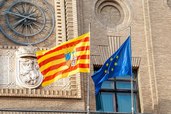 Julio 2018 Zaragoza España Bandera Aragón Bandera Unión Europea Fachada — Foto de Stock