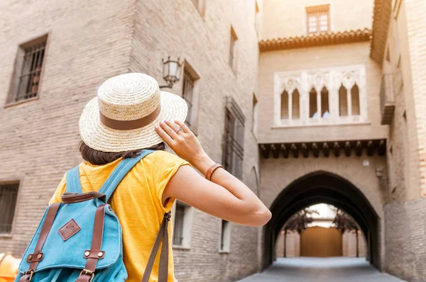 Mulher Turística Chapéu Com Mochila Olhando Para Varanda Gótica Arco — Fotografia de Stock