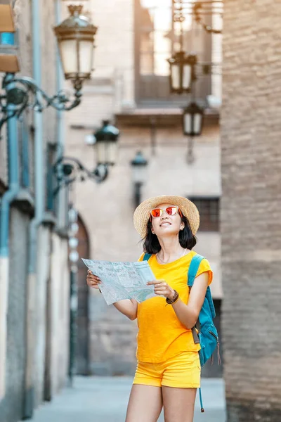 Молодая Женщина Турист Шляпе Глядя Карту Узкой Улице Города Европе — стоковое фото