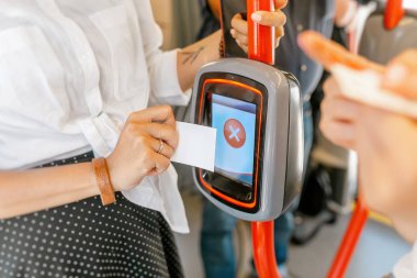 Bilet okumak için toplu taşıma ve makine inkar içinde elektronik bilet doğrulamak çalışan bir kadına