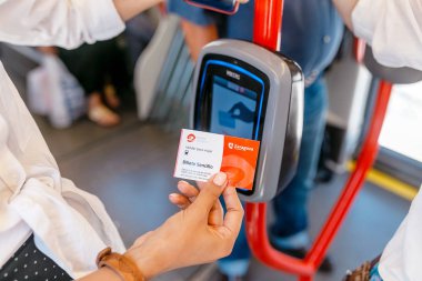 Zaragoza, İspanya - 14 Temmuz 2018: kadın toplu taşıma elektronik bilet doğrulanıyor