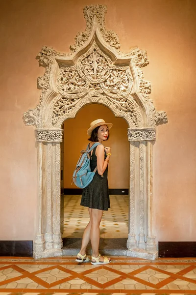 Saragossa Hiszpania Lipca 2018 Turysta Dziewczyna Wnętrzu Słynnego Pałacu Aljaferia — Zdjęcie stockowe