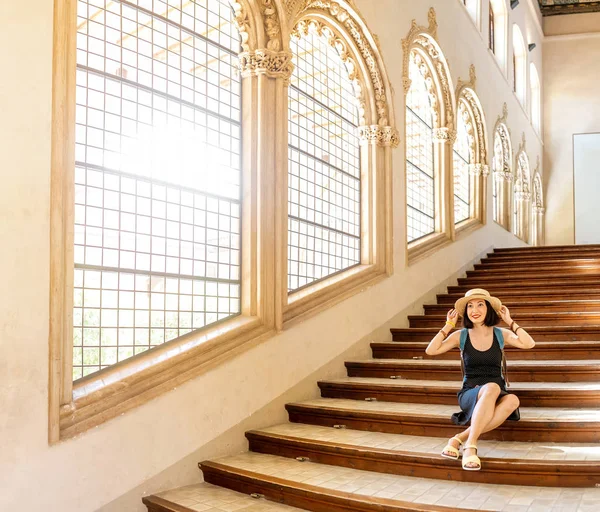 Saragossa Hiszpania Lipca 2018 Turysta Dziewczyna Wnętrzu Słynnego Pałacu Aljaferia — Zdjęcie stockowe