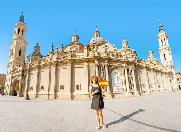 Mujer Asiática Feliz Viajera Levanta Con Bandera España Plaza Principal — Foto de Stock