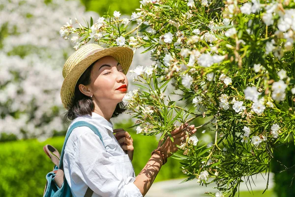 Mujer Joven Huerto Primavera Oliendo Flores — Foto de Stock