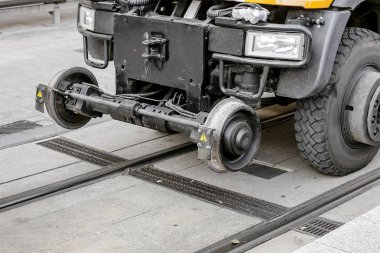 Demiryolu onarım yapıyor ve temizlik tramvay hattı parça bakım araç