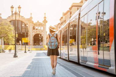 Kadın yolcu Saragossa tramvay toplu taşıma