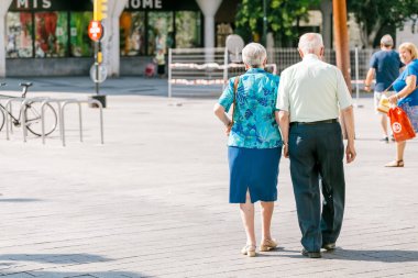 Zaragoza, İspanya - 14 Temmuz 2018: üst düzey çift birlikte şehir Sokağı'nda yürüyüş büyüleyici