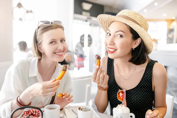 Щасливі Веселі Дівчата Друзі Їдять Традиційні Іспанські Смачні Черроси Смажену — стокове фото