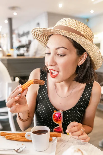 Счастливая Веселая Девушка Шляпе Поедающая Традиционные Испанские Вкусные Чуррос Жареную — стоковое фото