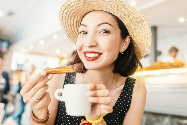 Счастливая Веселая Девушка Шляпе Поедающая Традиционные Испанские Вкусные Чуррос Жареную — стоковое фото