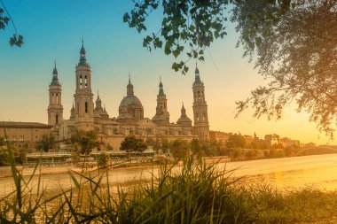 Our Lady ayağı, Bazilika Katedrali ve köprüden Ebro Nehri'nin batımında Zaragoza, Aragon, İspanya. Ünlü turistik Simgesel Yapı