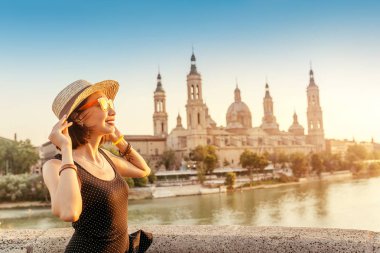Mutlu traveler Zaragoza Ebro Nehrine Yerebatan Del Pilar arka planı üzerinde ana Piedra köprüde şapkalı