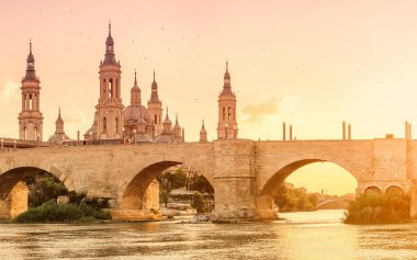 Our Lady ayağı, Bazilika Katedrali ve köprüden Ebro Nehri'nin batımında Zaragoza, Aragon, İspanya. Ünlü turistik Simgesel Yapı
