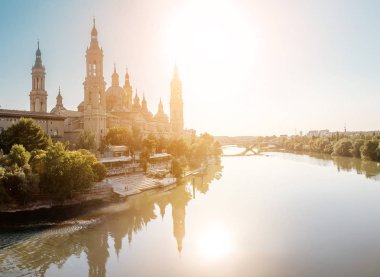 Our Lady ayağı, Bazilika Katedrali ve köprüden Ebro Nehri'nin batımında Zaragoza, Aragon, İspanya. Ünlü turistik Simgesel Yapı