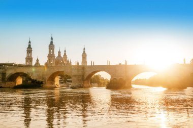 Our Lady ayağı, Bazilika Katedrali ve köprüden Ebro Nehri'nin batımında Zaragoza, Aragon, İspanya. Ünlü turistik Simgesel Yapı