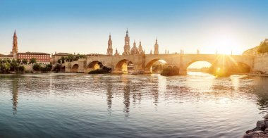 Our Lady ayağı, Bazilika Katedrali ve köprüden Ebro Nehri'nin batımında Zaragoza, Aragon, İspanya. Ünlü turistik Simgesel Yapı