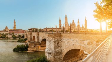 Our Lady ayağı, Bazilika Katedrali ve köprüden Ebro Nehri'nin batımında Zaragoza, Aragon, İspanya. Ünlü turistik Simgesel Yapı