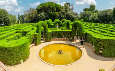 Barcelona, İspanya - 11 Temmuz 2018: Park ve bahçe ile labirent maze Barcelona İspanya, yaz