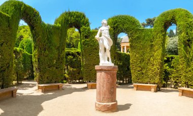 Park ve bahçe ile labirent maze Barcelona İspanya, yaz