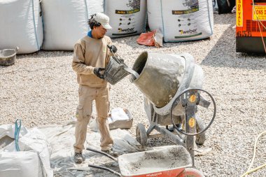 Barcelona, İspanya - 11 Temmuz 2018: Beton Çimento Mikser ile inşaat alanında çalışan Oluşturucu adam