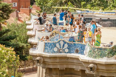 Barcelona, İspanya - 11 Temmuz 2018: Barselona Simgesel Yapı, turistik ünlü Park Guell turist kalabalığından