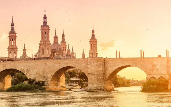 Our Lady Ayağı Bazilika Katedrali Köprüden Ebro Nehri Nin Batımında — Stok fotoğraf