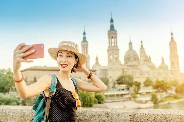 Turista Asiática Visitando Europa Haciendo Selfie Con Smartphone Fondo Famosa — Foto de Stock