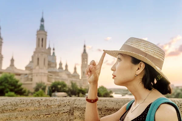 Feliz Viajante Chapéu Ponte Principal Piedra Sobre Rio Ebro Zaragoza — Fotografia de Stock