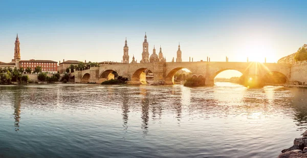Our Lady ayağı, Bazilika Katedrali ve köprüden Ebro Nehri'nin batımında Zaragoza, Aragon, İspanya. Ünlü turistik Simgesel Yapı