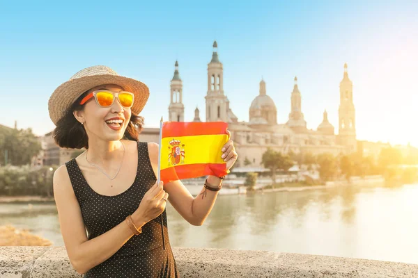 Feliz Viajero Levanta Con Bandera Española Puente Principal Piedra Sobre — Foto de Stock