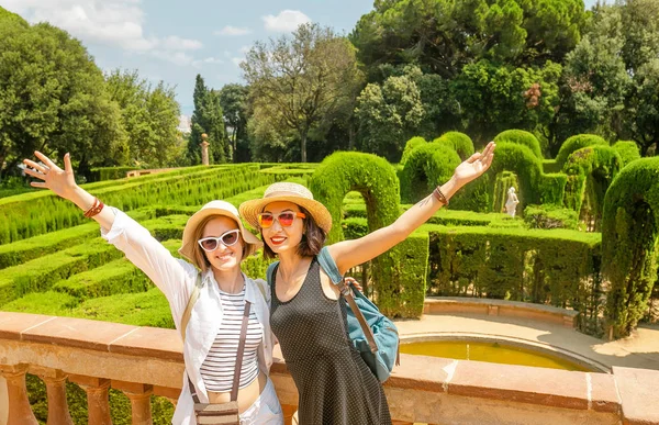 Dva Přátelé Šťastná Žena Chůze Společně Parku Labyrint Barceloně — Stock fotografie