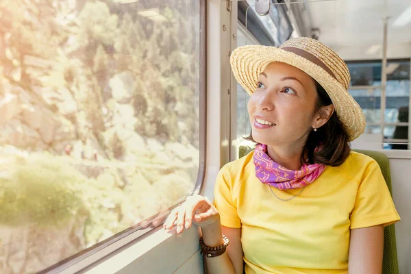 Jovem Mulher Asiática Feliz Viajando Pelo Trem Olhando Para Montanhas — Fotografia de Stock