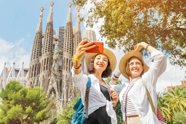 바르셀로나 스페인 2018 그녀의 스마트폰 유명한 사그라다 파밀리아 대성당 Selfie — 스톡 사진
