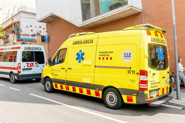 Barcelona Spanien Juli 2018 Lukning Ambulancebil Byens Gade - Stock-foto