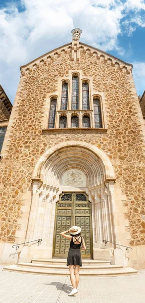 Mujer Turista Viajera Cerca Barcelona Landmark Santuario Sant Josep Muntanya — Foto de Stock