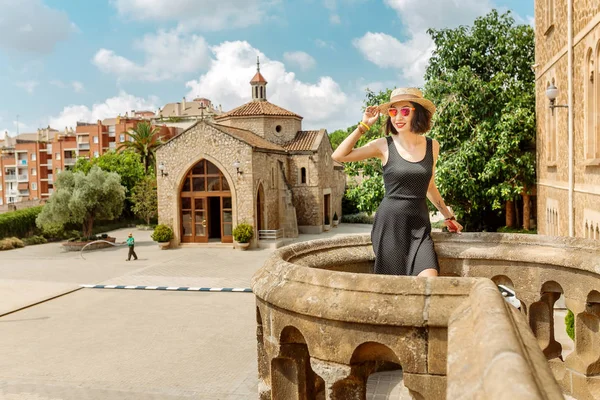 Mujer Turista Viajera Cerca Barcelona Landmark Santuario Sant Josep Muntanya — Foto de Stock